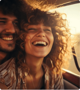 Casal sorrindo no interior de um carro