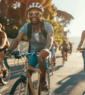Homem andando de bicicleta junto de outras pessoas